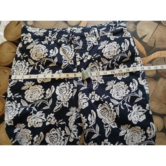 GAP Signature Skinny Ankle Khaki Black White All Over Floral Pants Size 8 - Picture 7 of 11